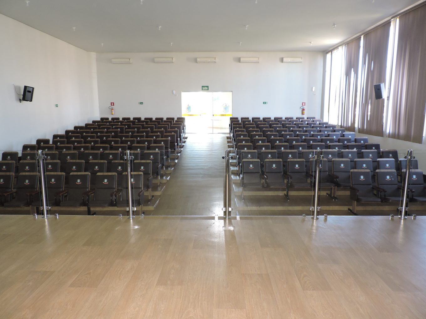 PLENÁRIO DA CÂMARA RECEBE NOVO GUARDA CORPO.