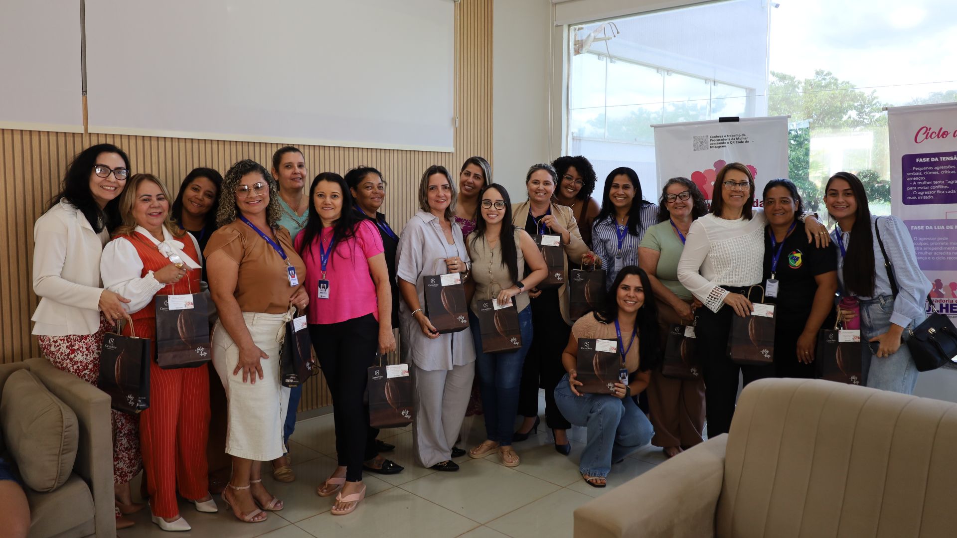 Câmara Municipal de Santa Helena de Goiás promove coffee break em homenagem ao Dia Internacional da Mulher.